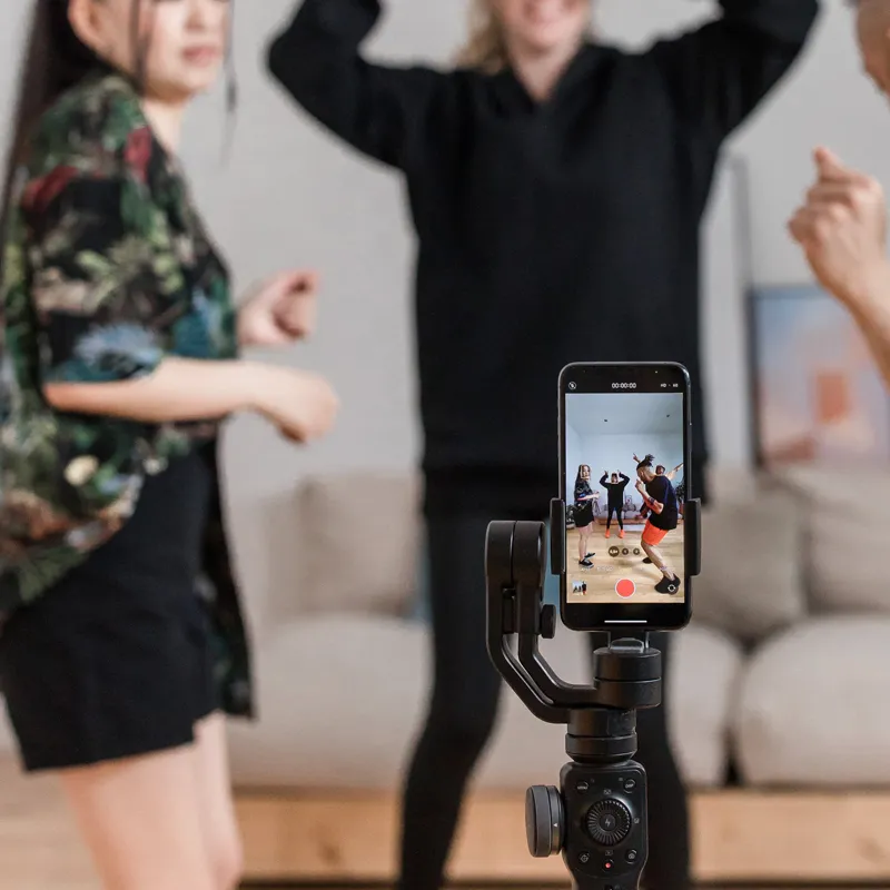 有名インフルエンサーとのコラボ